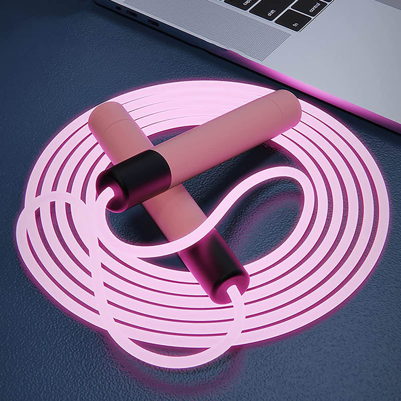 Vielseitiges LED Springseil für Indoor- & Outdoor-Fitness. Beleuchtetes Seilspringen für Sport & Spaß zu jeder Zeit.