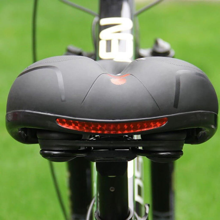 Ergonomischer Fahrradsattel für City-, Trekking- & Mountainbikes; komfortabel, belüftet & stoßdämpfend.
