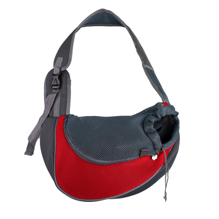 Person trägt bequemen Haustier-Rucksack mit Hund oder Katze auf dem Rücken, freihändiger Transport.