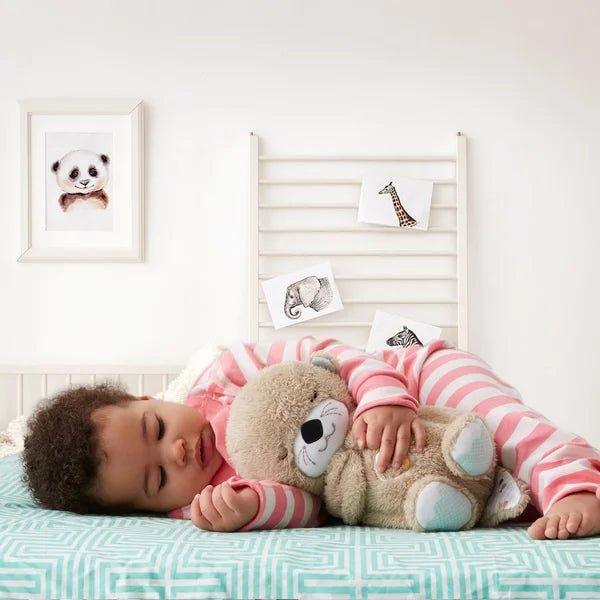 Niedlicher Kuscheltier Otter mit sanfter Atembewegung, der Babys beim Einschlafen beruhigt.