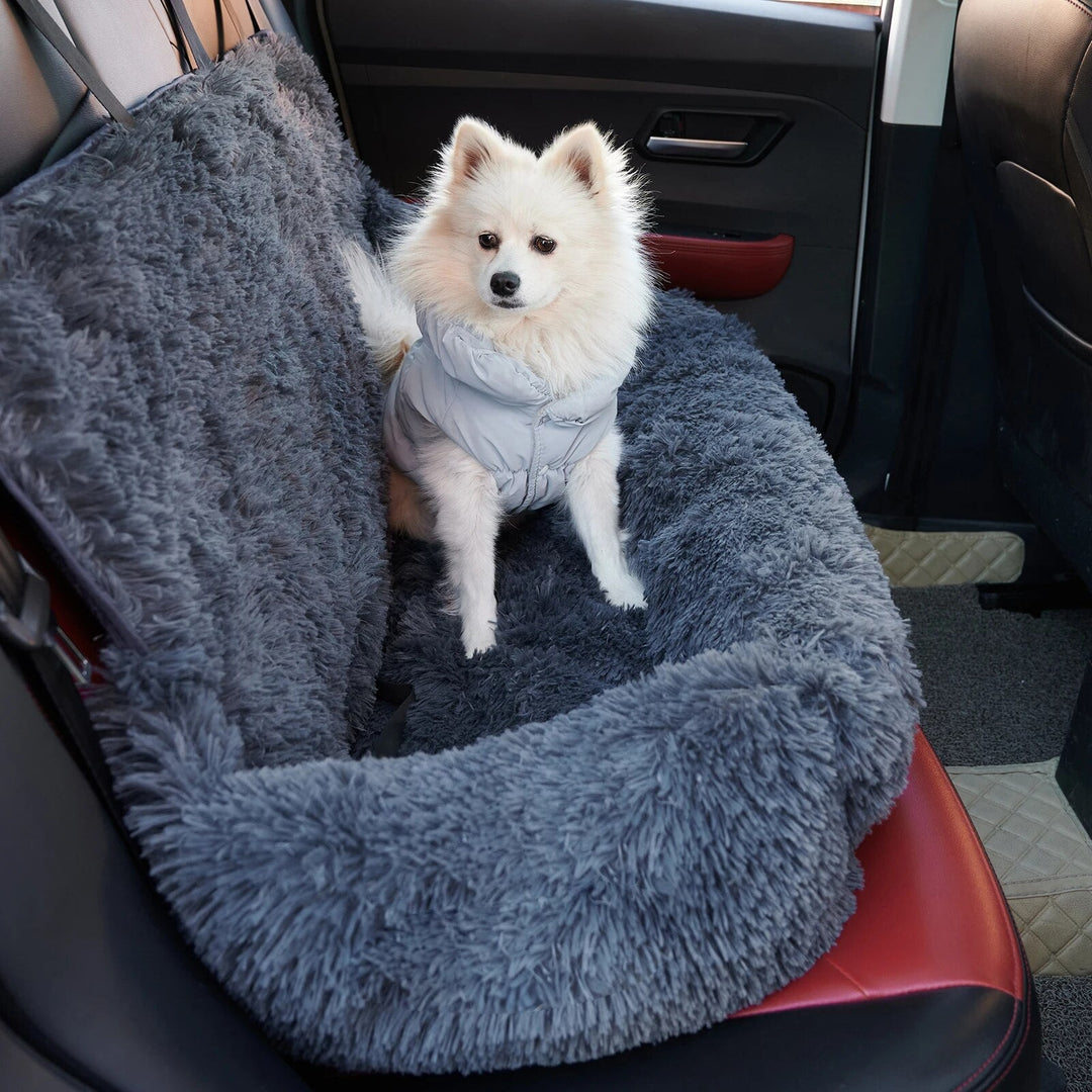 Pflegeleichte CloudPaw Autositz-Hundematratze für stressfreie Reisen; sicherer Transport kleiner Hunde.