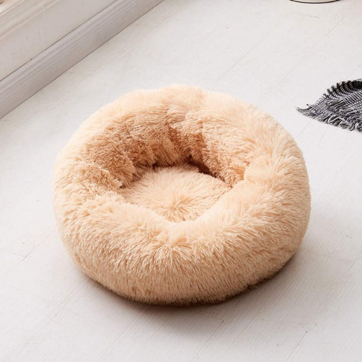 Katze schläft selig im weichen Donut Katzenbett aus Plüsch, geborgen & warm.