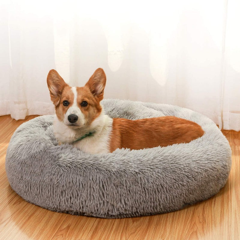 Tiefenentspannung förderndes Donut Hundebett aus Plüsch, für einen erholsamen Schlaf.