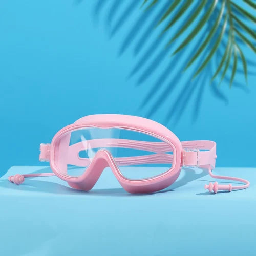 Robuste Kinderbrille mit beschlagfreien Gläsern und großem Rahmen für ungestörten Schwimmspaß im Wasser.