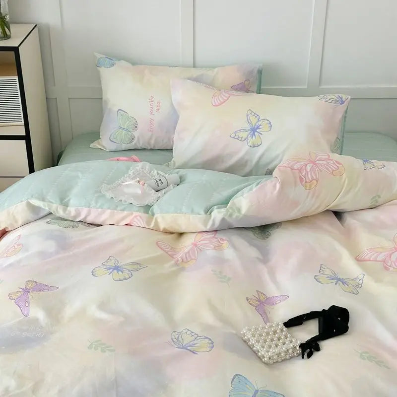 Gemütlicher Baumwoll-Bettbezug mit elegantem Blumendesign auf Bett im Schlafzimmer; schafft entspannte Dekoration.