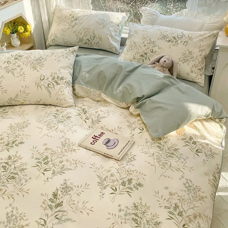 Detailreiches, elegantes Blumendesign auf Baumwoll-Bettbezug; eine schöne florale Dekoration für Ihr Schlafzimmer.