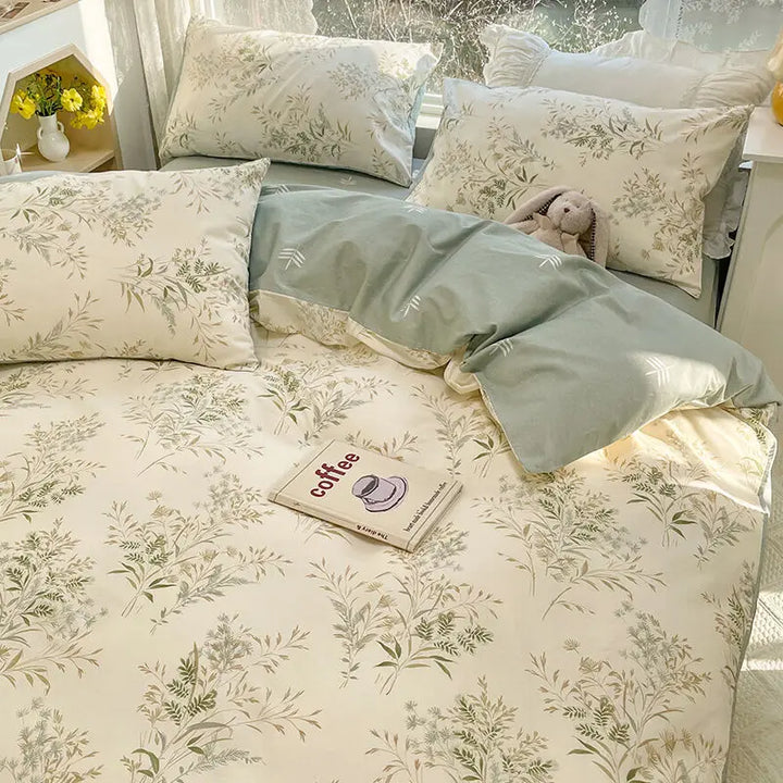 Detailreiches, elegantes Blumendesign auf Baumwoll-Bettbezug; eine schöne florale Dekoration für Ihr Schlafzimmer.