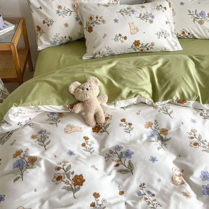 Weicher, atmungsaktiver Baumwoll-Bettbezug mit ansprechendem Blumenmuster; ideal für erholsamen Schlaf im Schlafzimmer.