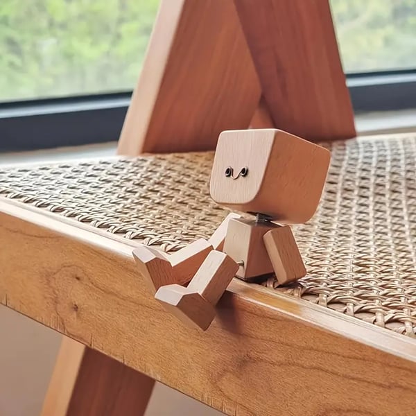 Detailreiche Holzfigur, beweglich, mit verschiedenen Ausdrucks-Gesichtern. Ideal als Deko für Schreibtisch & Heim.