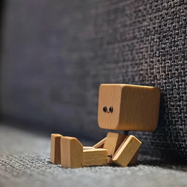 Naturholz-Deko-Figur, beweglich, mit wechselbaren Emotions-Gesichtern. Charmante Geschenkidee für Zuhause & Büro.
