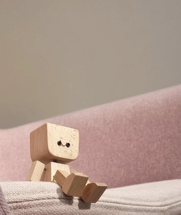 Vielseitige Holzfigur mit Gelenken & austauschbaren Gesichtern. Moderne Bürodeko & Wohnzimmer-Geschenk.