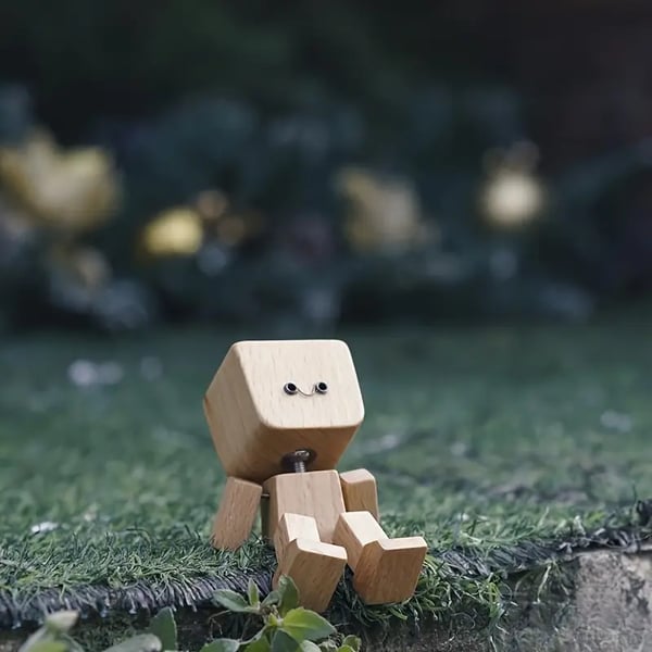 Dekorative Holzfigur aus Naturholz, beweglich. Zeigt verschiedene Emotionen mit austauschbaren Gesichtern.