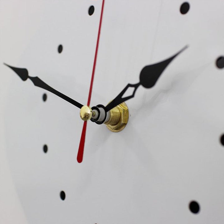 Dekorative Tieruhr mit schwingendem Katzenschwanz; eine stille, lebendige Ergänzung für die Wand.