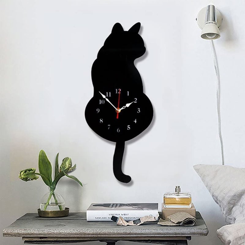 Charmante Katzen-Wanduhr, deren Schwanz sich bewegt; perfekte Deko für ein gemütliches Wohnzimmer.
