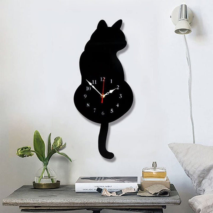 Charmante Katzen-Wanduhr, deren Schwanz sich bewegt; perfekte Deko für ein gemütliches Wohnzimmer.