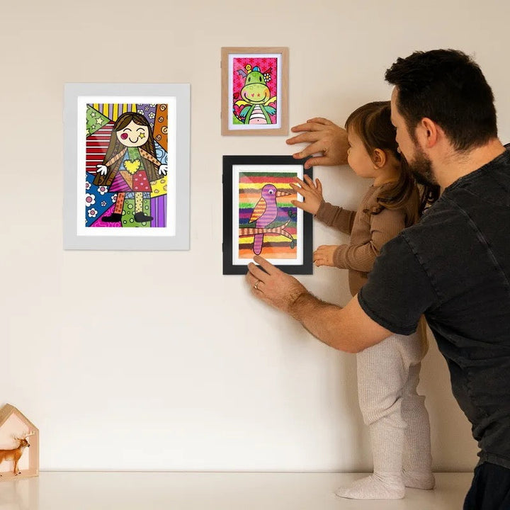 Bilderrahmen für Kinderkunst, fasst bis zu 150 A4 Kunstwerke. Ideal zur Präsentation & Organisation wertvoller Erinnerungen.