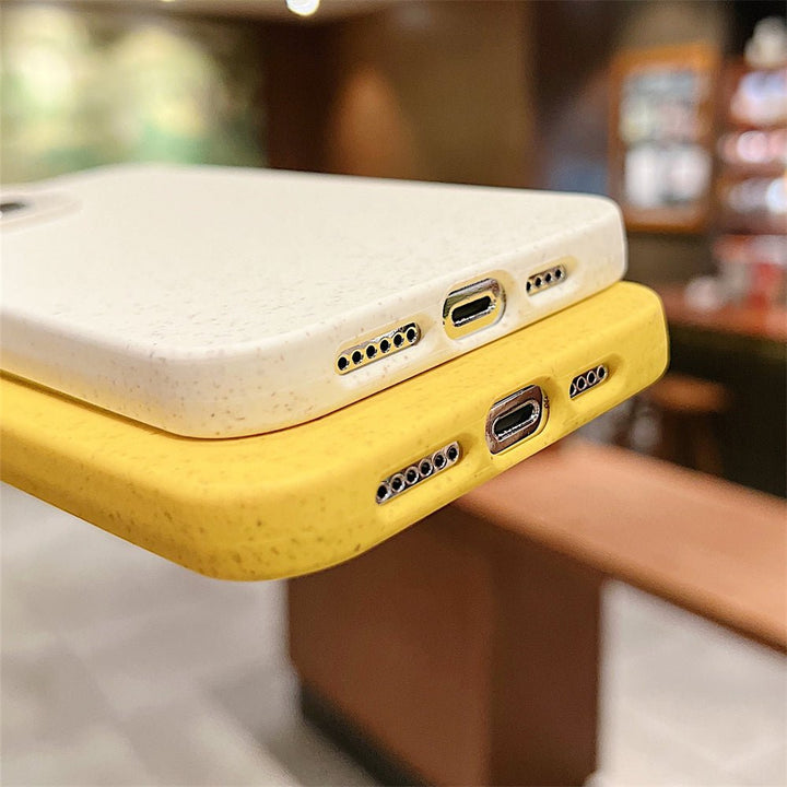Hand hält blaue, nachhaltige iPhone Schutzhülle. Biologisch abbaubarer, stoßfester Handyschutz.