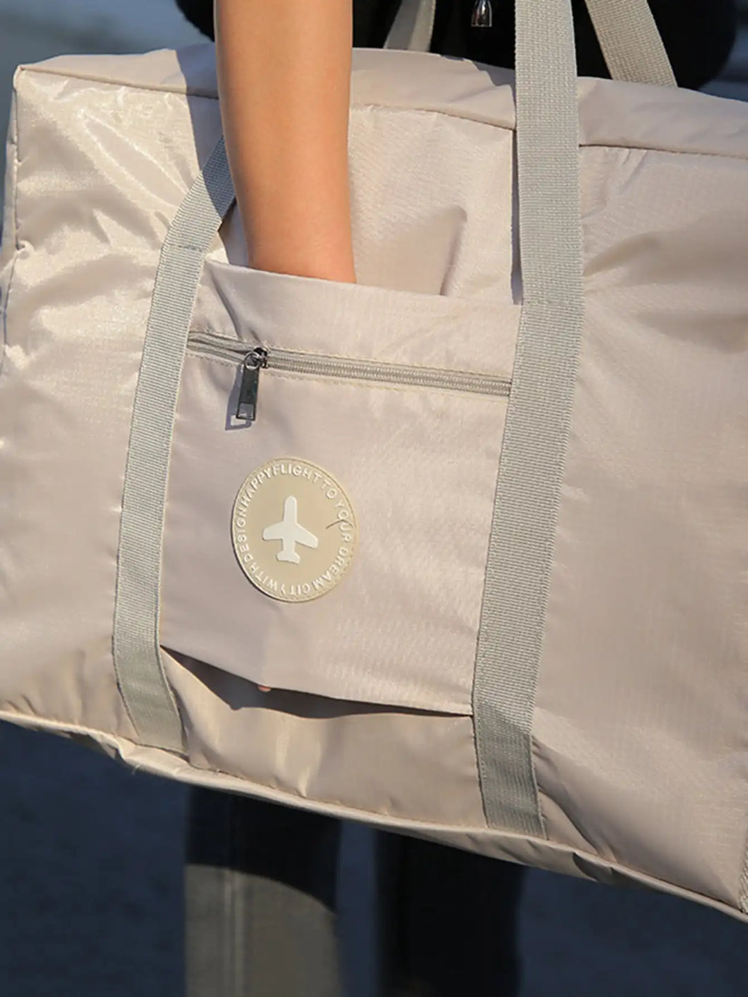 Beige Unisex Reisetasche aus Polyester, faltbar & trolley-kompatibel. Ideale Aufbewahrungstasche für organisiertes Reisen.