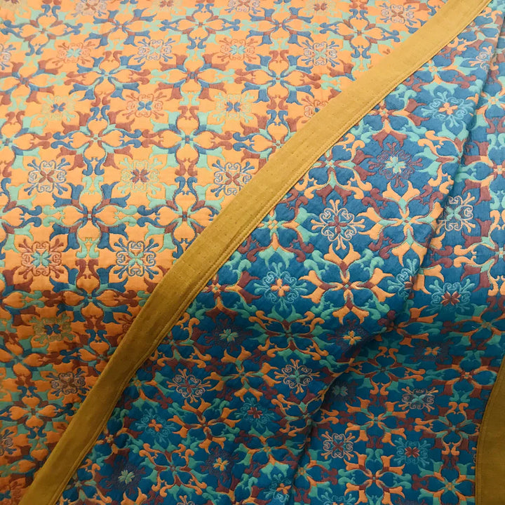 Stylische blaue Baumwoll-Quiltdecke mit Muster, sechslagen für maximalen Schlafkomfort.