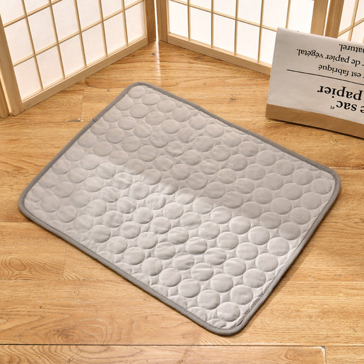 Nahaufnahme der kühlenden Oberfläche einer Haustier-Kühlmatte für Komfort im Sommer.
