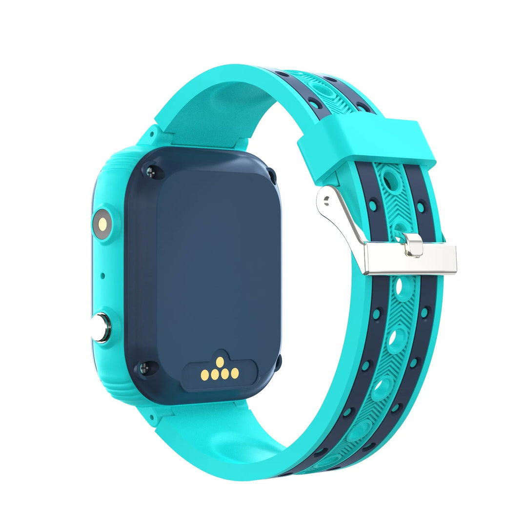 Nahaufnahme einer blauen Kinder Smartwatch mit GPS & 4G am Handgelenk eines Kindes. Sicherheit & Verbindung.