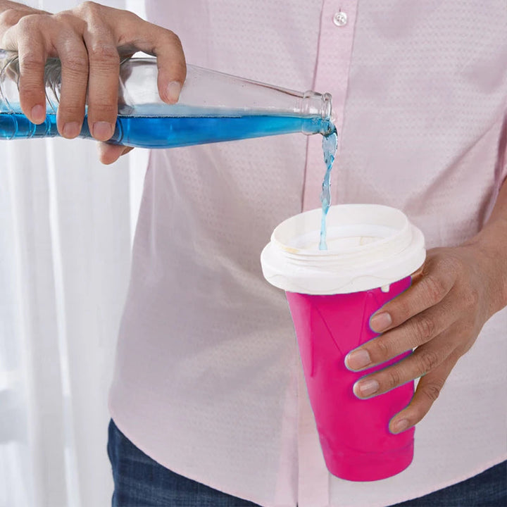 Blauer Kühlbecher zum Drücken, ideal für erfrischende Sommergetränke unterwegs oder beim Picknick.