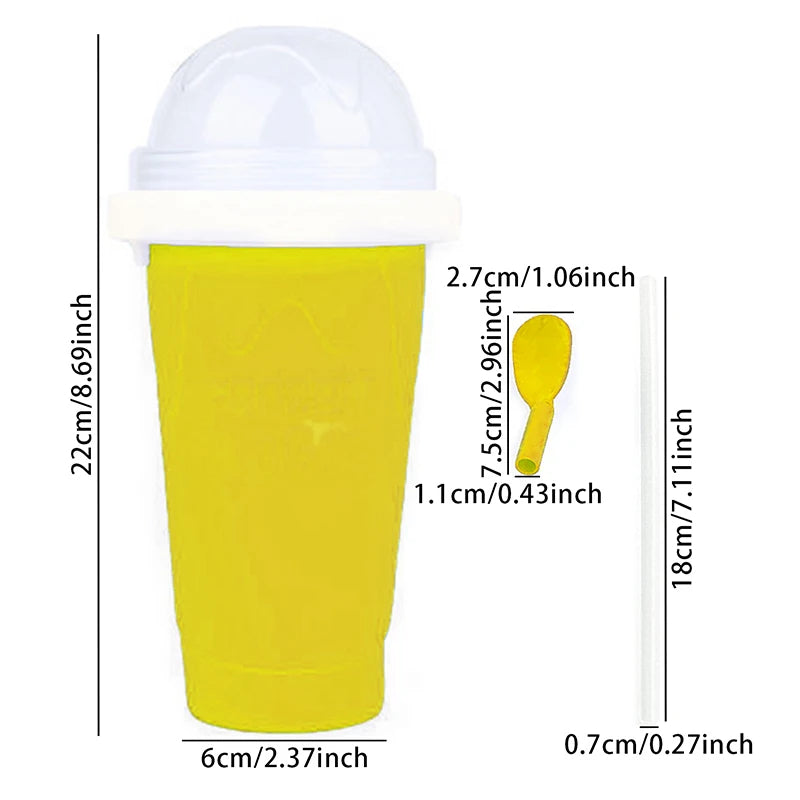 Vielseitiger Kühlbecher zum Drücken in der Küche, bereit für selbstgemachte Limonaden und Eistees.