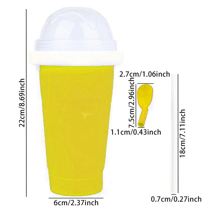 Vielseitiger Kühlbecher zum Drücken in der Küche, bereit für selbstgemachte Limonaden und Eistees.