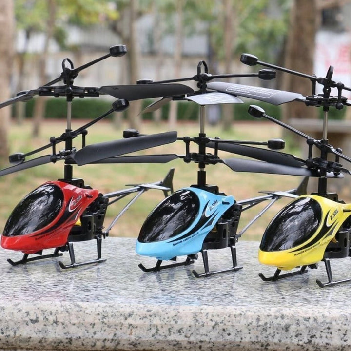 Kind spielt glücklich mit dem ferngesteuerten RC-Helikopter. Perfektes Anfänger-Spielzeug für Flugspaß und Outdoor.