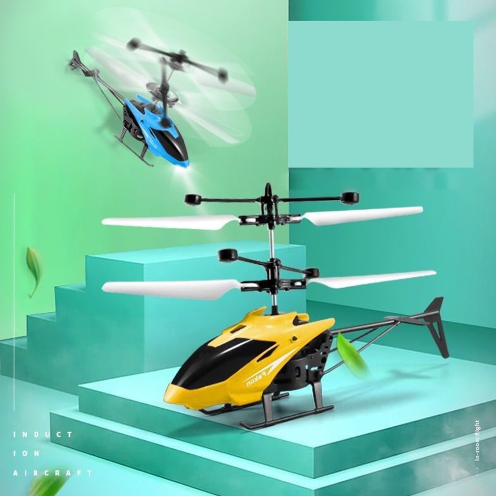 RC-Helikopter für Kinder im Flug. Einfach zu steuerndes Spielzeug für Anfänger und spannenden Flugspaß draußen.