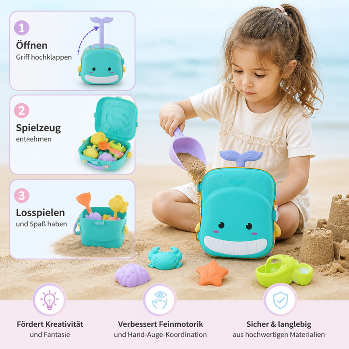 Kinderspielzeug-Set: Blauer Koffer, lila Sanduhr, Schippe, Rechen und bunte Förmchen für Strand und Sandkasten.