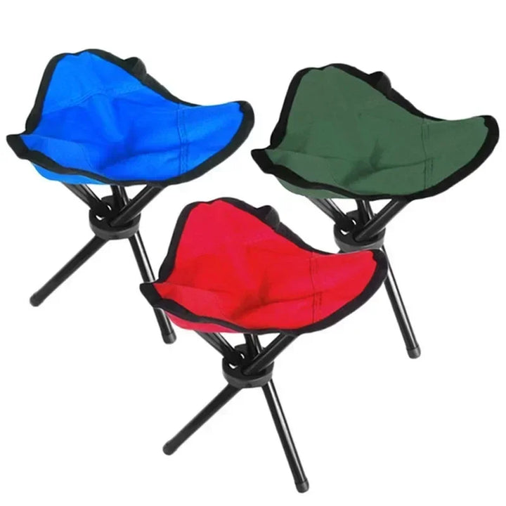 Blauer Outdoor Falthocker, ultraleicht & robust, ideal für Camping, Wandern und Reisen. Rutschfeste Füße für Stabilität.