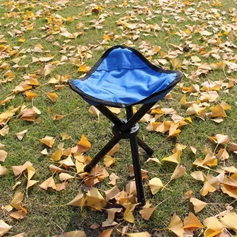 Robuster Outdoor Falthocker mit strapazierfähigem Stoff & Metallrahmen. Bequemer Reisehocker für Pausen.