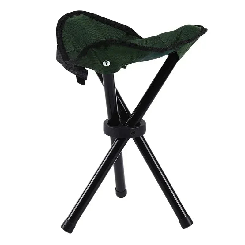 Bunter Falthocker (Blau, Grün, Rot) für Outdoor-Picknicks. Tragbar & robust, ein Must-have für entspannte Momente.