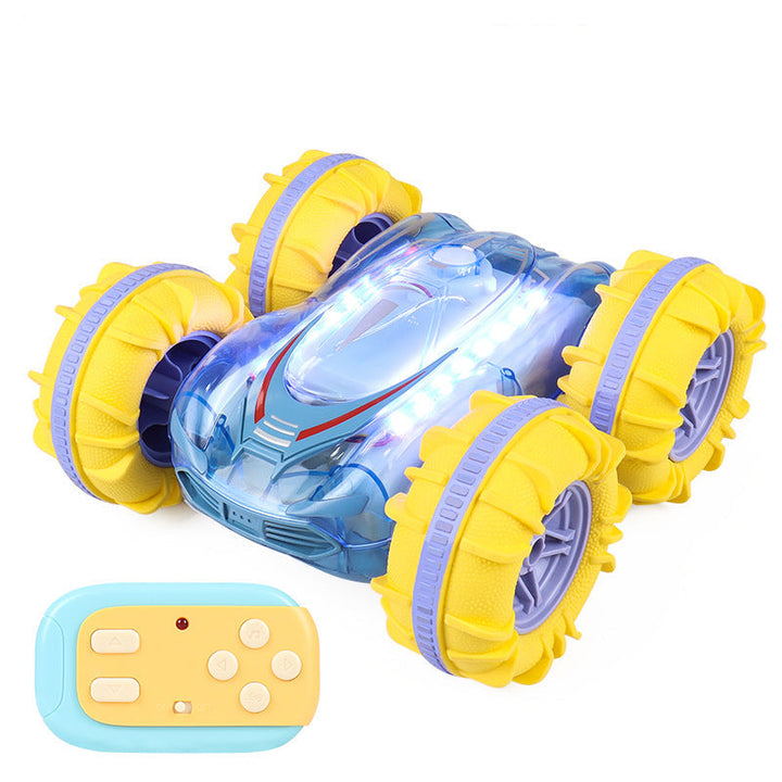 RC Amphibienfahrzeug mit Fernbedienung in Kinderhand. Wasserdichtes, robustes Spielzeug für spannende Abenteuer.