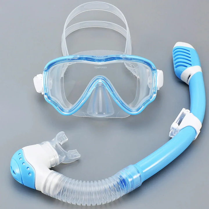 Blaues Kinder Tauchset mit Schnorchel & Anti-Beschlag Tauchmaske für sicheren Wasserspaß im Sommerurlaub.