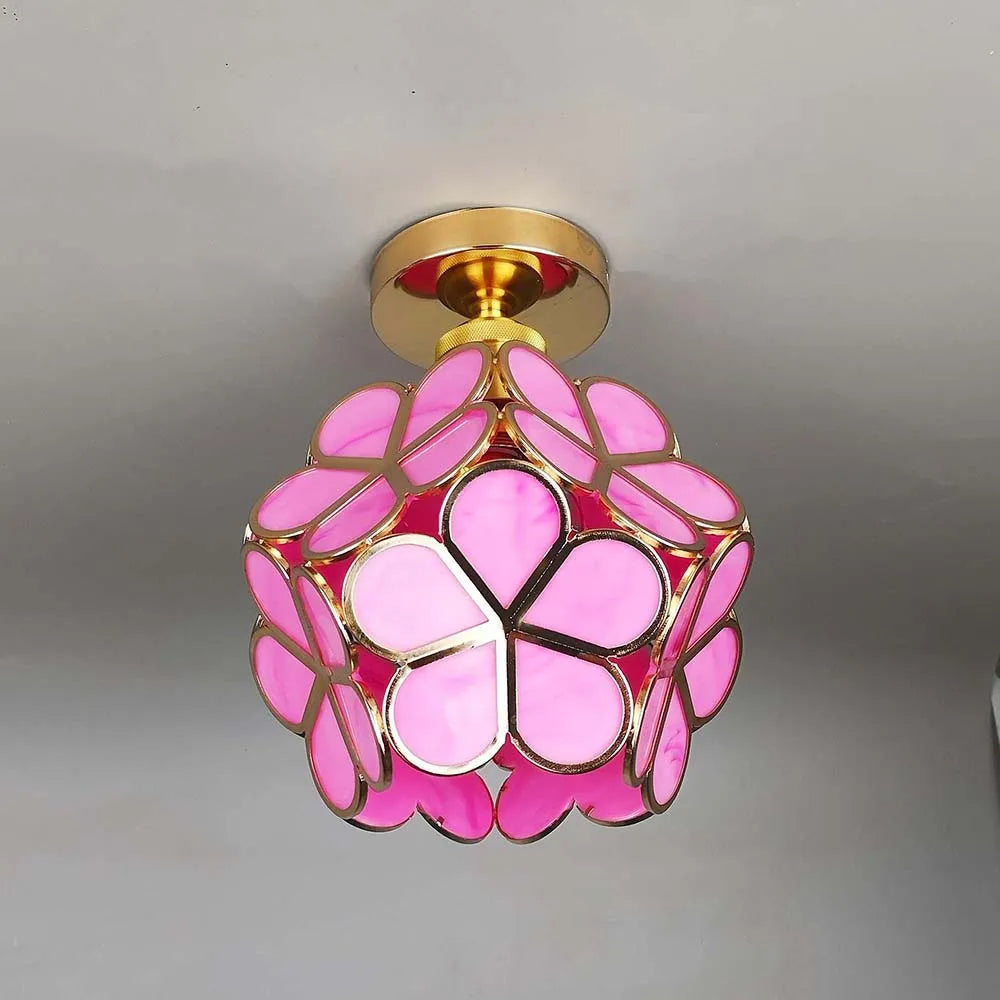 Helle Blumen-Deckenleuchte aus Glas. Stilvolle Beleuchtung und Dekoration für moderne Wohnräume.
