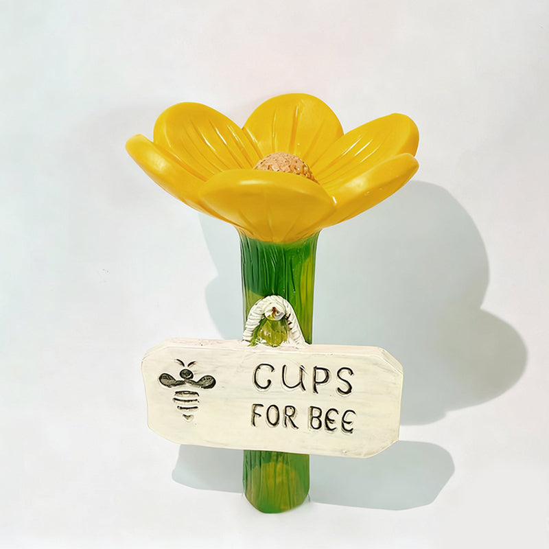 Dekoratives Blumen-Wasserschälchen für Bienen, Schmetterlinge & Bestäuber im Garten.