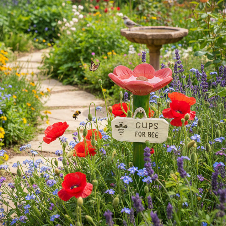 Hilf Bestäubern: Blumenförmige Tränke für Bienen & Schmetterlinge im Garten.