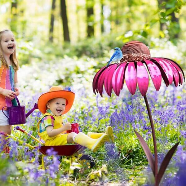 Tierfreundliches Vogelhaus in leuchtender Blumenform, eine charmante Ergänzung für jeden Garten.