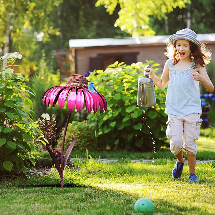 Detailaufnahme des blumenförmigen Vogelhauses, schöne Dekoration für Garten und Terrasse.