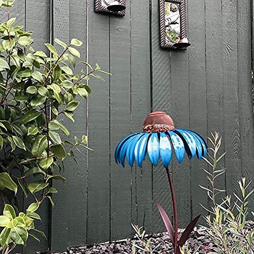 Dekoratives Vogelhaus im Blumendesign, robust und wetterfest für ganzjährigen Gebrauch im Garten.