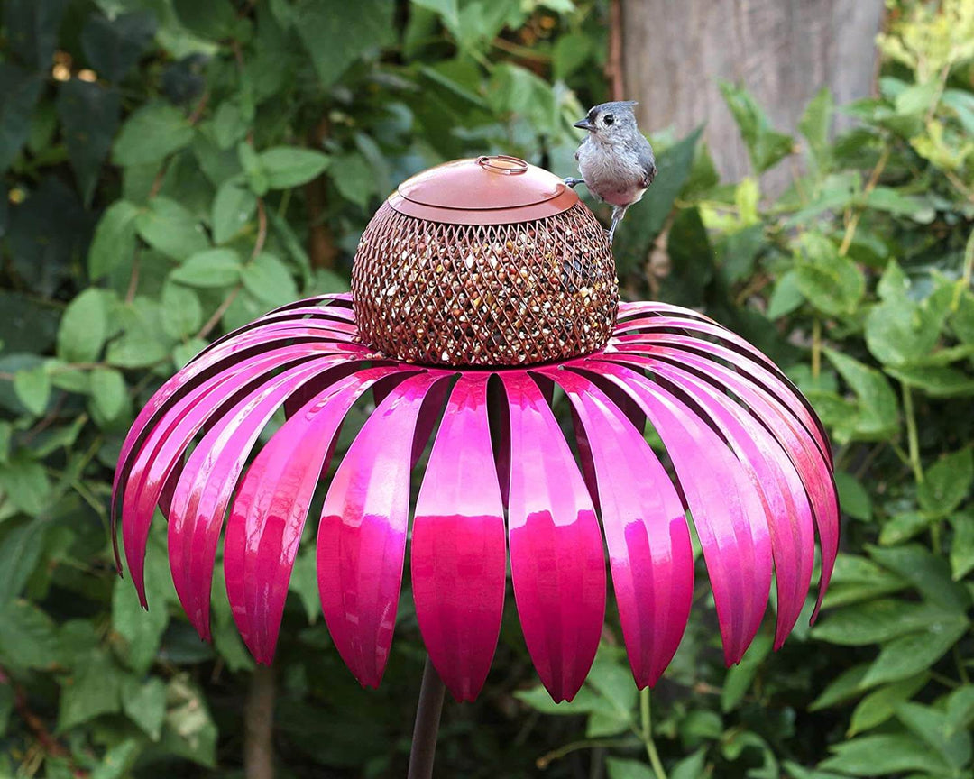 Stilvolles Vogelhaus mit Blumendesign, zieht Vögel an und verschönert den Aussenbereich.