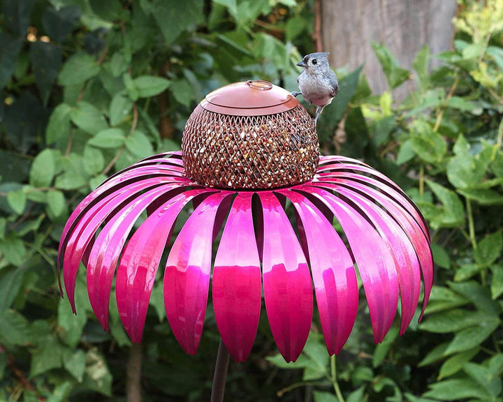 Stilvolles Vogelhaus mit Blumendesign, zieht Vögel an und verschönert den Aussenbereich.