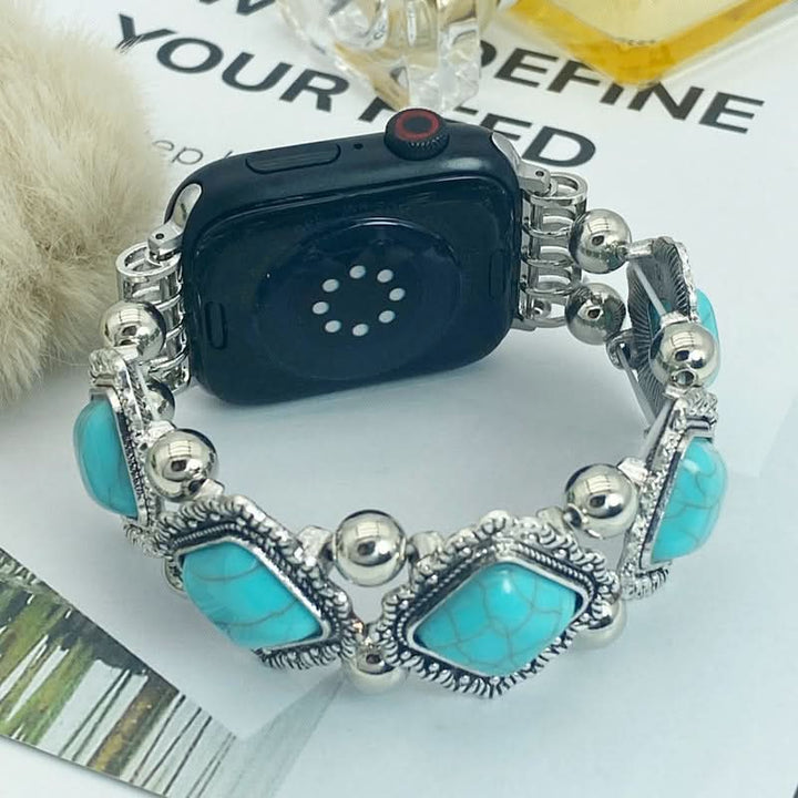 Nahaufnahme: Edles Boho-Smartwatch-Armband mit leuchtendem Türkis-Stein. Stylisches Modeaccessoire für Damen.