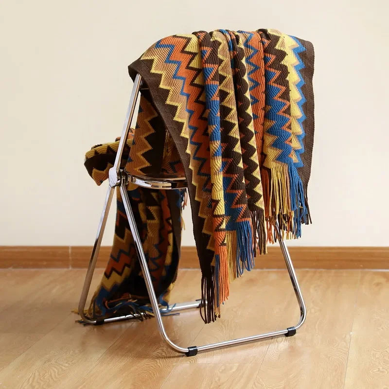 Leichte gelbe Boho Decke mit Quasten, vielseitig als stylisches Wohnaccessoire oder Sofadecke.