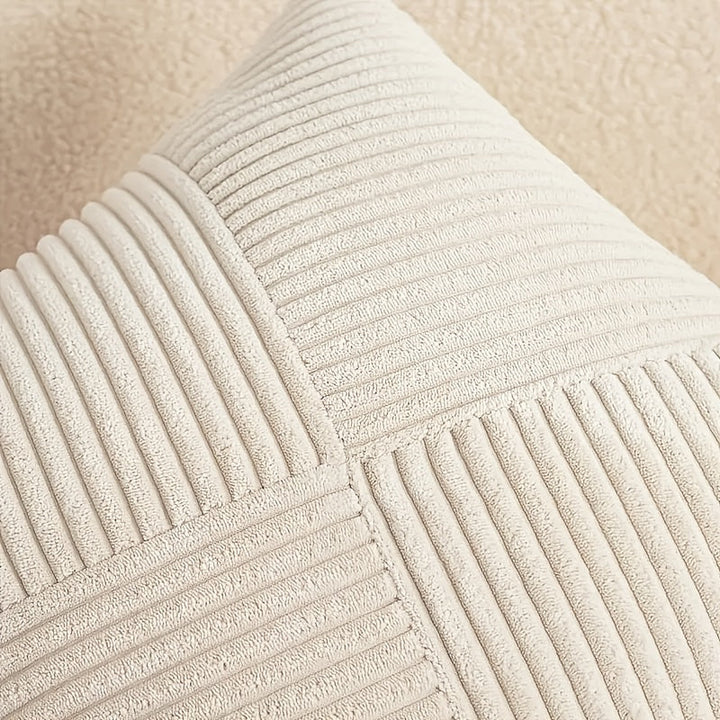 Weiche Patchwork-Kissenhülle aus Cord, eine moderne Heimtextilie für Wohnzimmer-Dekoration.