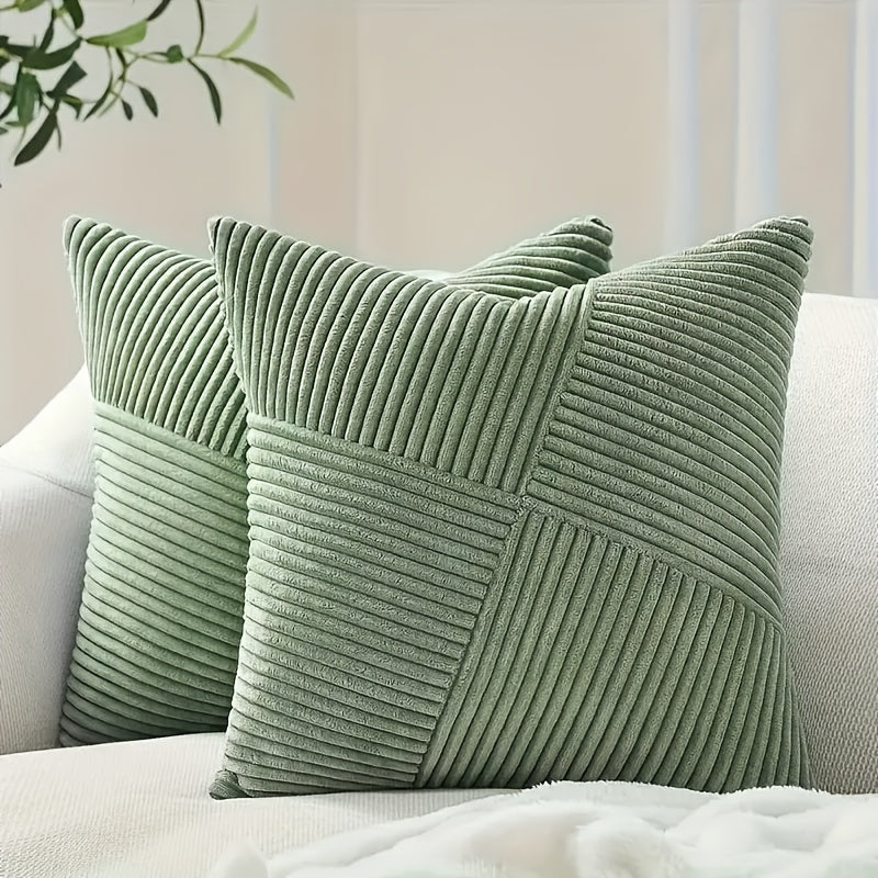 Patchwork-Kissenbezug aus weichem Cord, bringt Boho-Charme in jedes Wohnzimmerambiente.