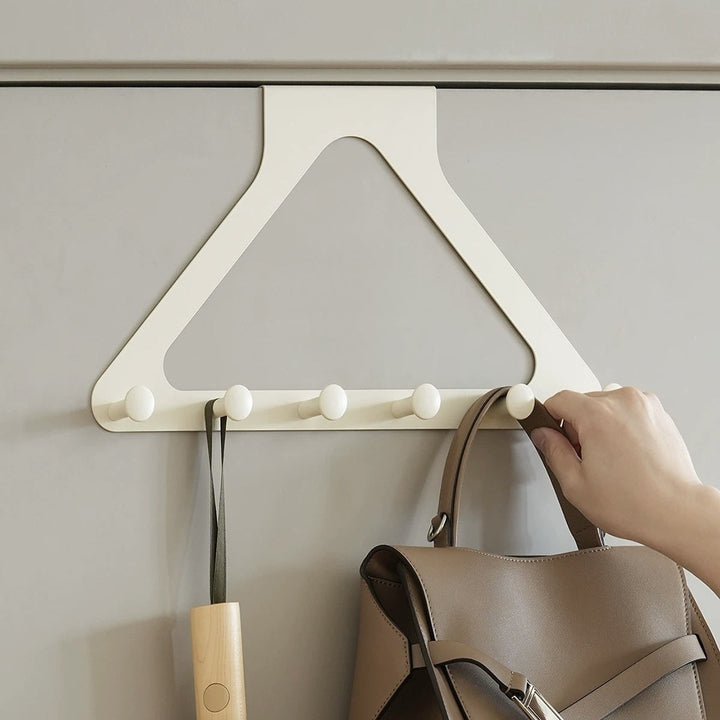 Eleganter dreieckiger Wandhaken zur bohrfreien Montage. Schafft Ordnung für Mäntel, Taschen und Hüte in Ihrem Zuhause.