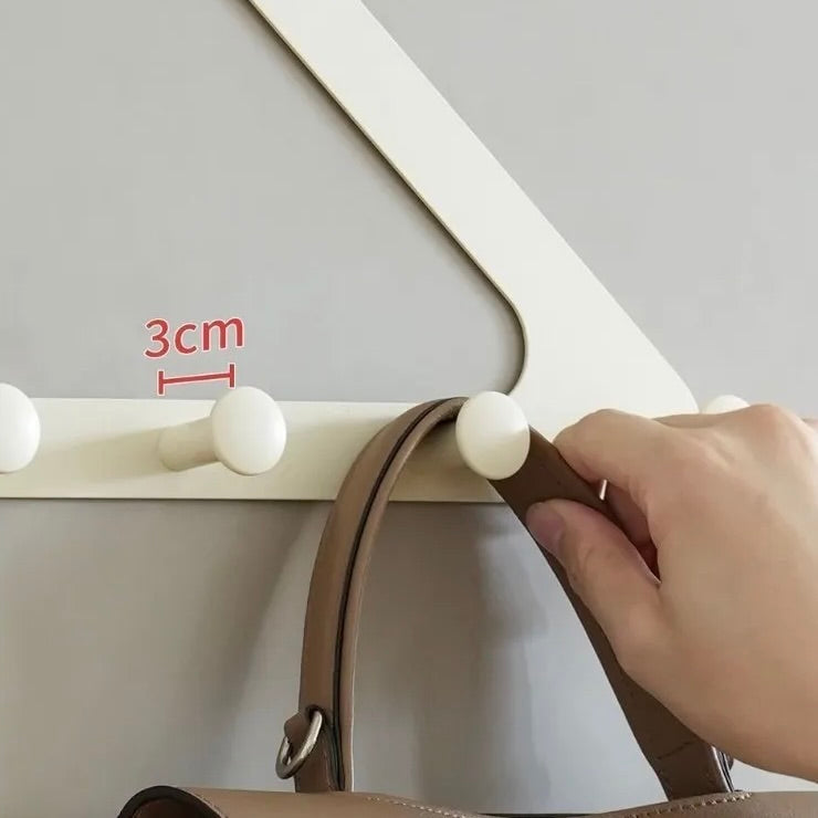 Modernes, elegantes Dreieck Wandhaken Design. Bohrfreier Klebehaken für stilvolle Ordnung im Flur und Zuhause.